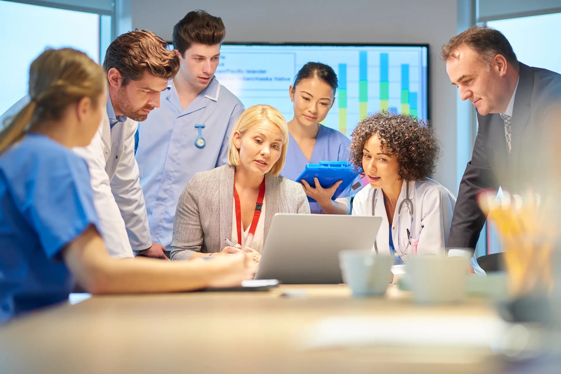 Team aus Pflege und Ärzteschaft bespricht Anerkennungsunterlagen am Laptop