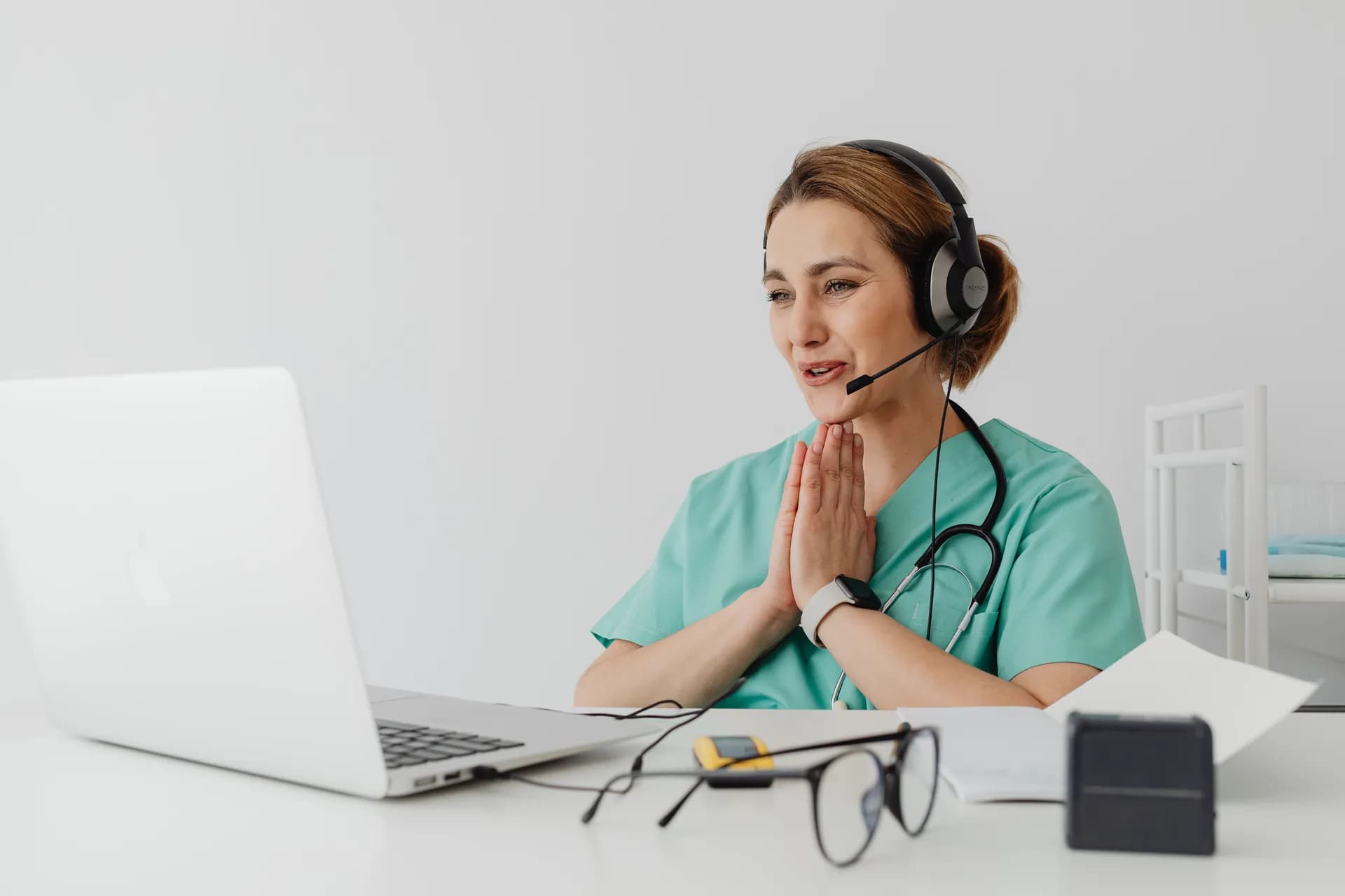 Pflegefachkraft im Online-Sprachkurs mit Headset